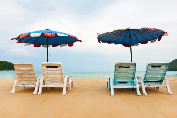 Strandkörbe am perfekten tropischen weißen Sandstrand — Stockfoto