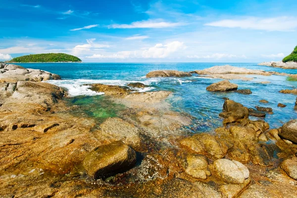 Vackra tropiska marinmålning rocky seacoasten, ön phuket — Stockfoto