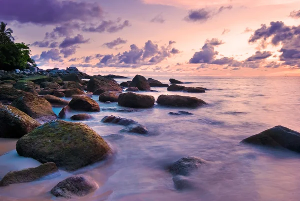 Mořská vlna na skále při západu slunce — Stock fotografie