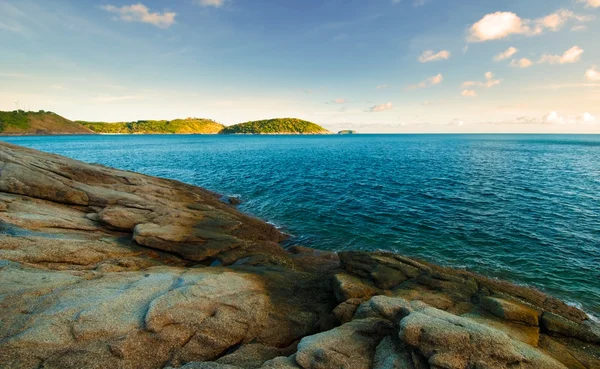 Hermoso paisaje marino tropical costa rocosa, isla de Phuket — Foto de Stock