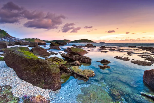 Farbenfroher Sonnenuntergang am Strand von Nai Harn — Stockfoto