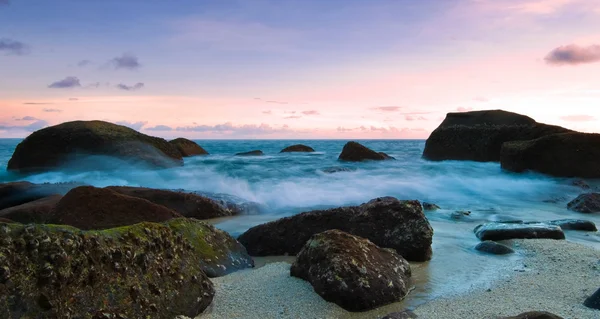 Färgstark solnedgång över nai harn beach — Stockfoto