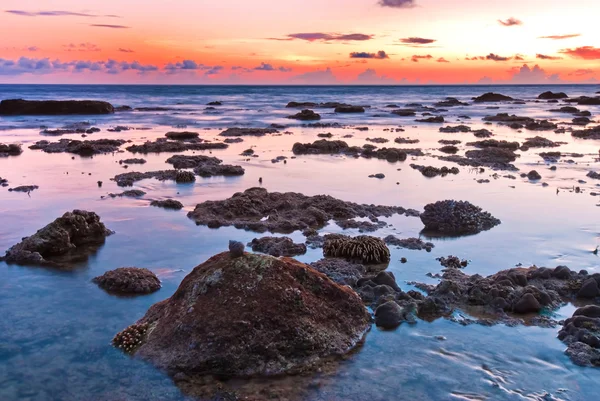 Farbenfroher Sonnenuntergang am Strand von Nai Harn — Stockfoto