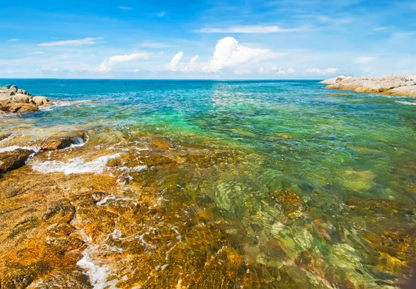 Krásná tropická krajina skalnatého mořského pobřeží, ostrov phuket — Stock fotografie