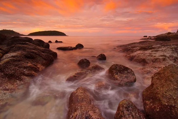 Phuket beach at Sunrise with interesting rocks in foreground — Stock Photo, Image