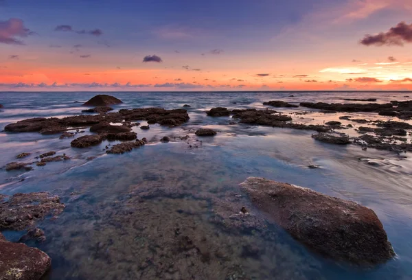 Färgstark solnedgång över nai harn beach — Stockfoto