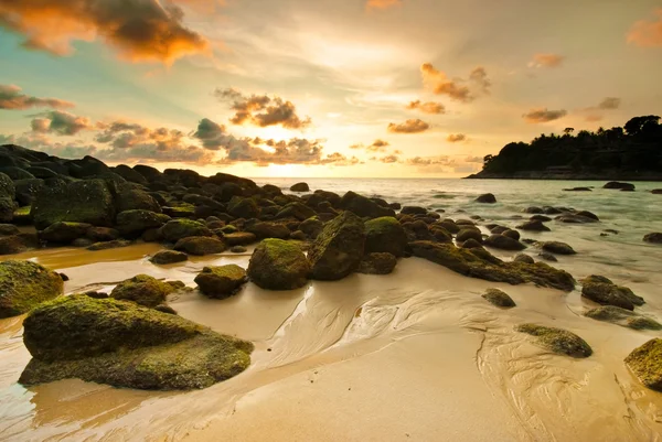 日没で岩の上の海の波 — ストック写真