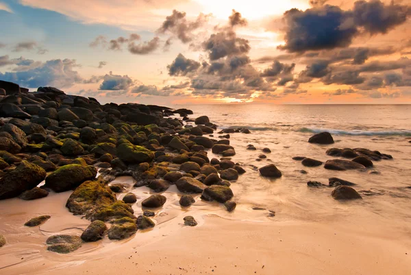 Vague de mer sur le rocher au coucher du soleil — Photo