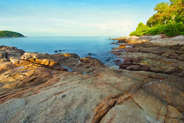 Güzel tropikal deniz manzarası kayalık sahil, phuket Adası — Stok fotoğraf