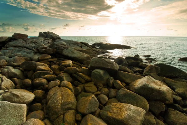 Gyönyörű trópusi seascape sziklás tengerpart — Stock Fotó