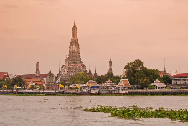 Dawn, chao phraya Nehri ve bir bea wat arun Tapınağı — Stok fotoğraf