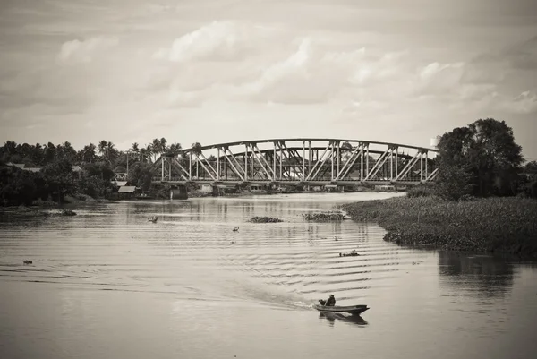 Puente sobre el río NakhoChaiSi — Foto de Stock