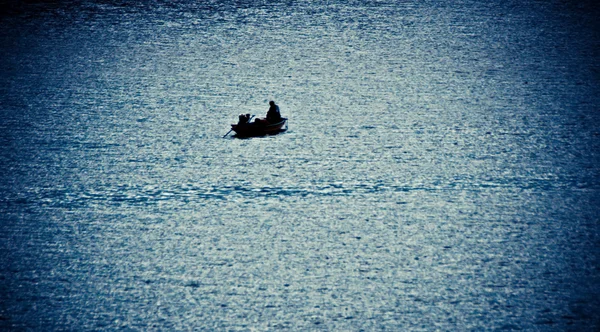 水でボートのシルエット — ストック写真