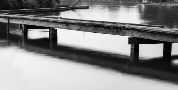 Schwarz-Weiß-Bild der alten Brücke — Stockfoto