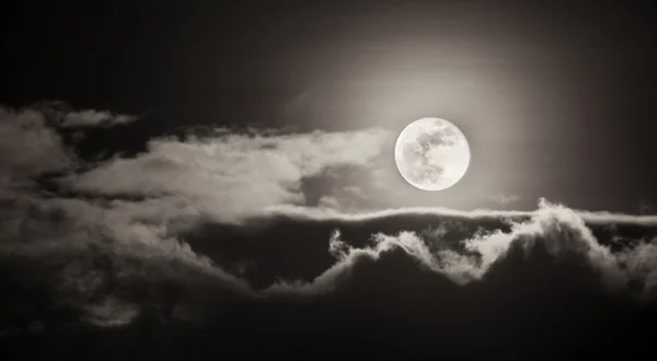 Mond am bewölkten Himmel — Stockfoto