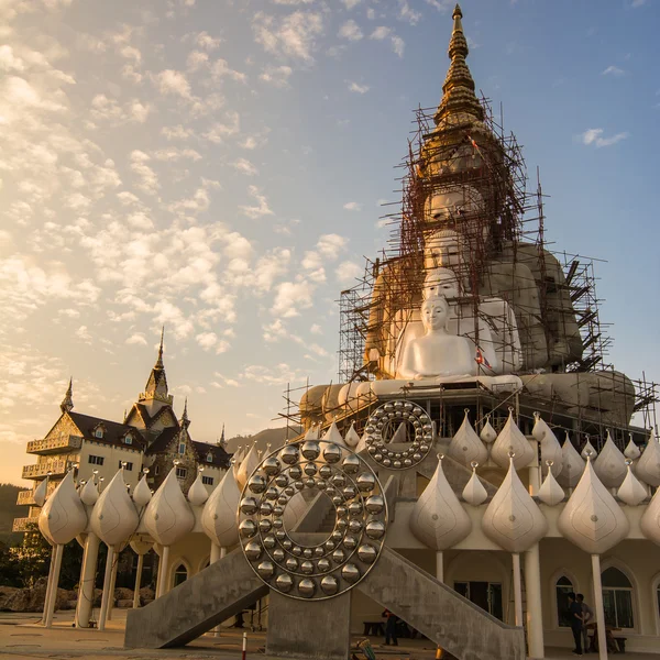 Buddha výstavby na wat phra že pha kaew, phetchabun thaila — Stock fotografie