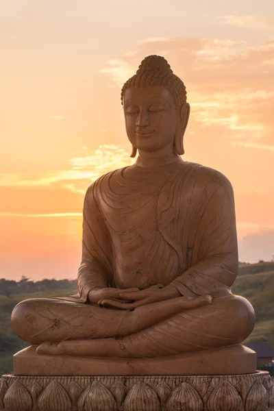 Buddha staty i solnedgången — Stockfoto