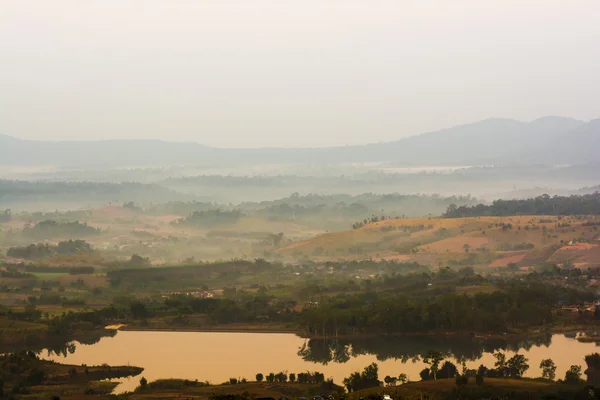 Les collines dans le brouillard. Paysage du matin — Photo