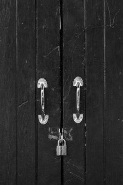 Tahta kapıdaki eski asma kilit.