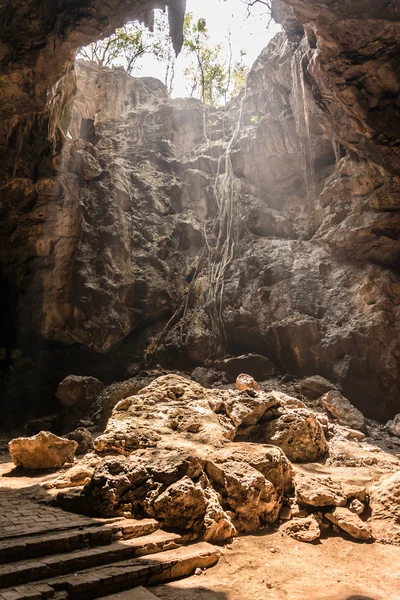 Rayons de soleil dans la grotte, Tham Khao Luang, Phetchaburi, Thaïlande — Photo