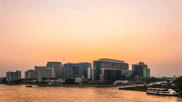 Immeuble moderne au bord de la rivière dans la scène crépusculaire Bangkok, Thaïlande — Photo