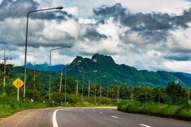 Sabahları Puslu Dağ manzarası, Phu Tub Berk Tayland köyü