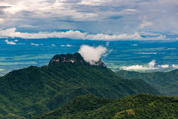 泰国的云雾覆盖着高山和热带雨林 — 图库照片