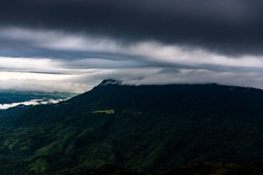 Bulutlu yağmurlu seson dağ tepelerini, tropikal yağmur ormanlarını, Tayland 'ı kaplıyor.