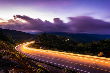 Bakış açısı, Tayland 'ın en yüksek dağındaki yol, Doi Inthanon.