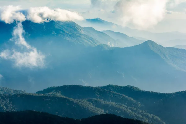 Prachtige Hoge Berg Landschap Bedekt Met Wolken Avondzon — Stockfoto