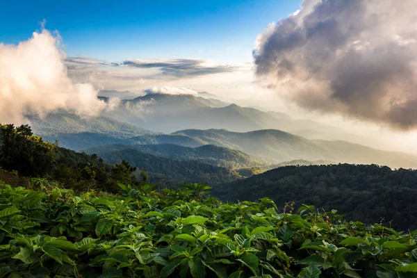Prachtige Hoge Berg Landschap Bedekt Met Wolken Avondzon — Stockfoto