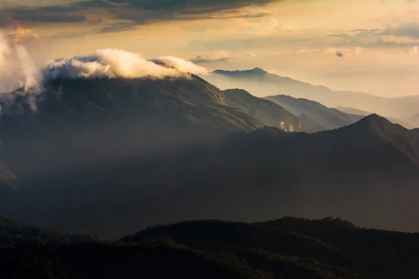 Prachtige Hoge Berg Landschap Bedekt Met Wolken Avondzon — Stockfoto