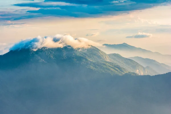 Prachtige Hoge Berg Landschap Bedekt Met Wolken Avondzon — Stockfoto