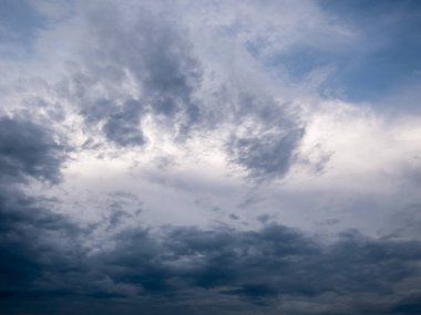 Gökyüzü resmi. Bir fotoğraf programında gökyüzünü değiştirmek için arkaplan resmi olarak kullanın.