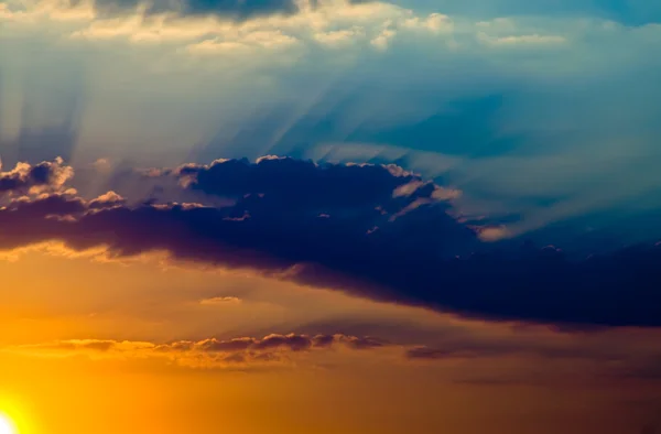 Sonnenuntergang in Wolken — Stockfoto