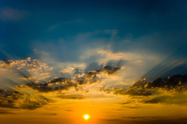 Zonsondergang in de wolken — Stockfoto