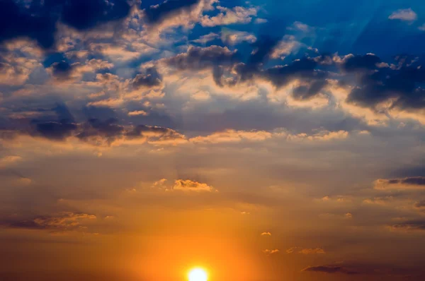 Zonsondergang in de wolken — Stockfoto