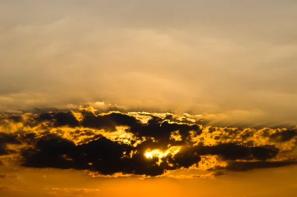 Sonnenuntergang in Wolken — Stockfoto
