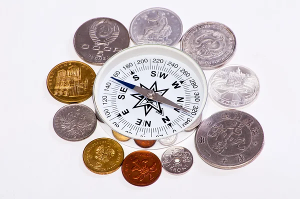 Münzen um den Kompass — Stockfoto