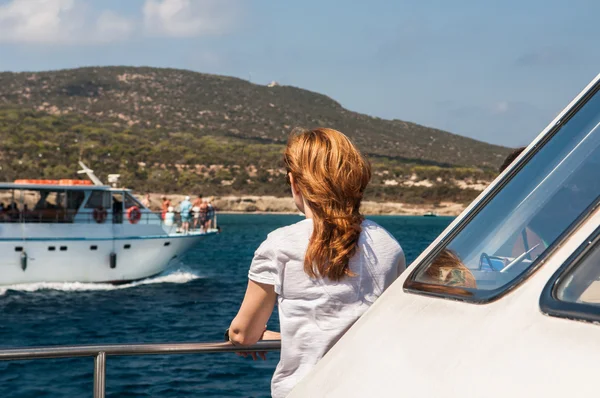 Chica en barco — Foto de Stock