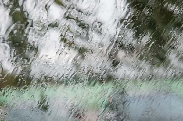 ガラスの上に雨が — ストック写真