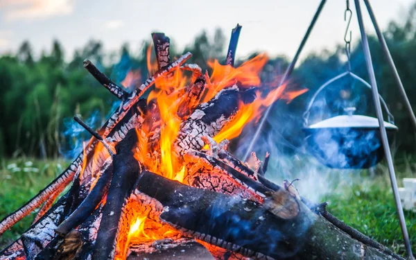 Kettle on a tripod — Stock Photo, Image