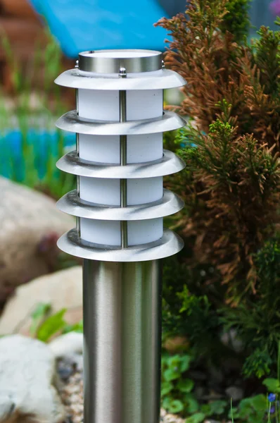Lanterna no jardim — Fotografia de Stock
