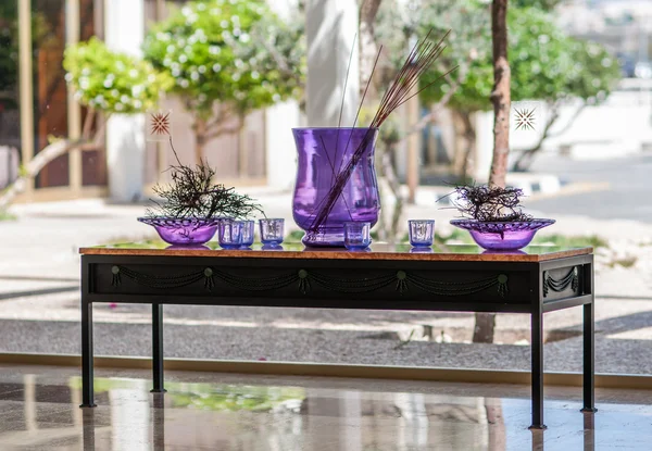 紫色花瓶的表 — 图库照片