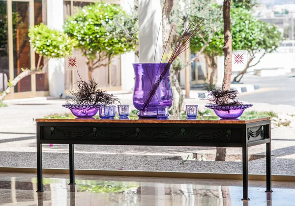 紫色花瓶的表 — 图库照片