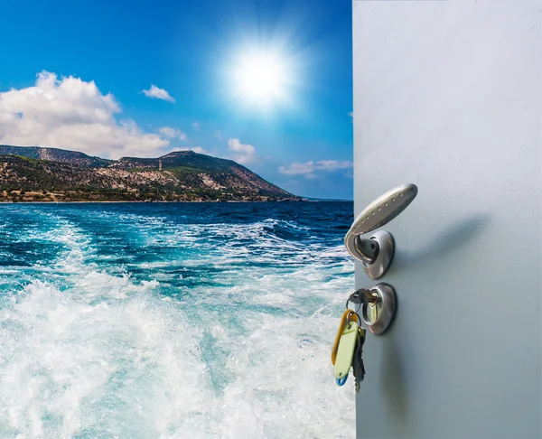 Open door with a sea view — Stock Photo, Image
