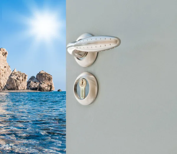 Porta aperta con vista mare — Foto Stock