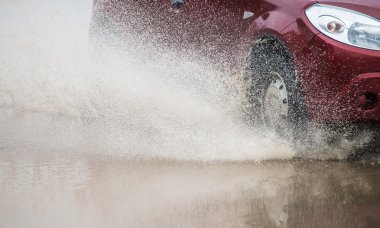 Arabadan püskürt.