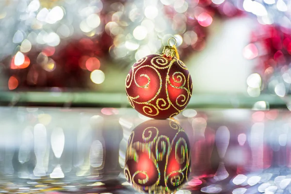 Bola de Natal e ouropel — Fotografia de Stock