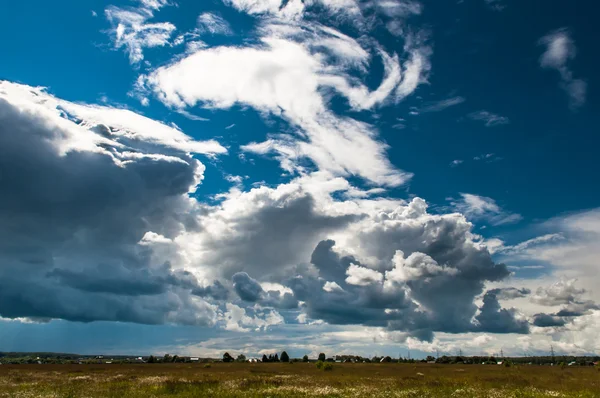 Облака и небеса — стоковое фото